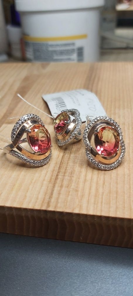 Продам  роскошный  серебрянный  набор с золотыми  накладками  и фианит