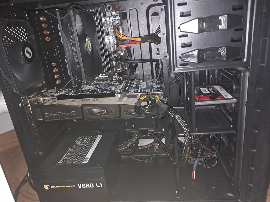 Komputer stacjonarny,  biurko, monitor, zestaw