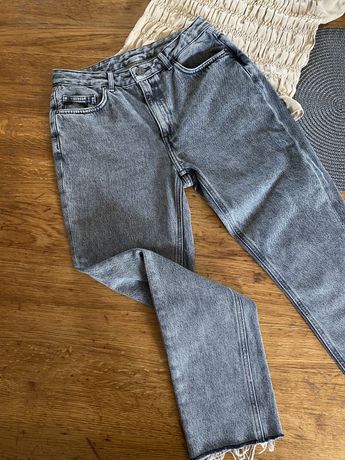 Серые джинсы с необработанным краем внизу