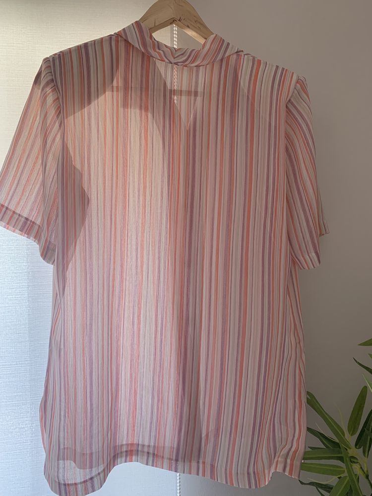 Camisa rosa padrão de riscas