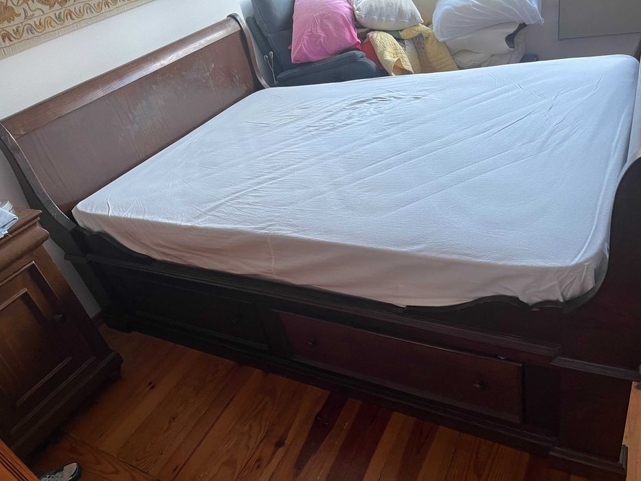 Cama de casal e uma mesa de cabeceira