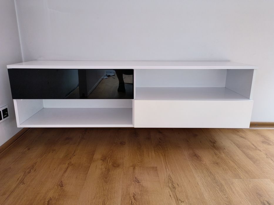 Szafka RTV plus 2 szafki wiszące