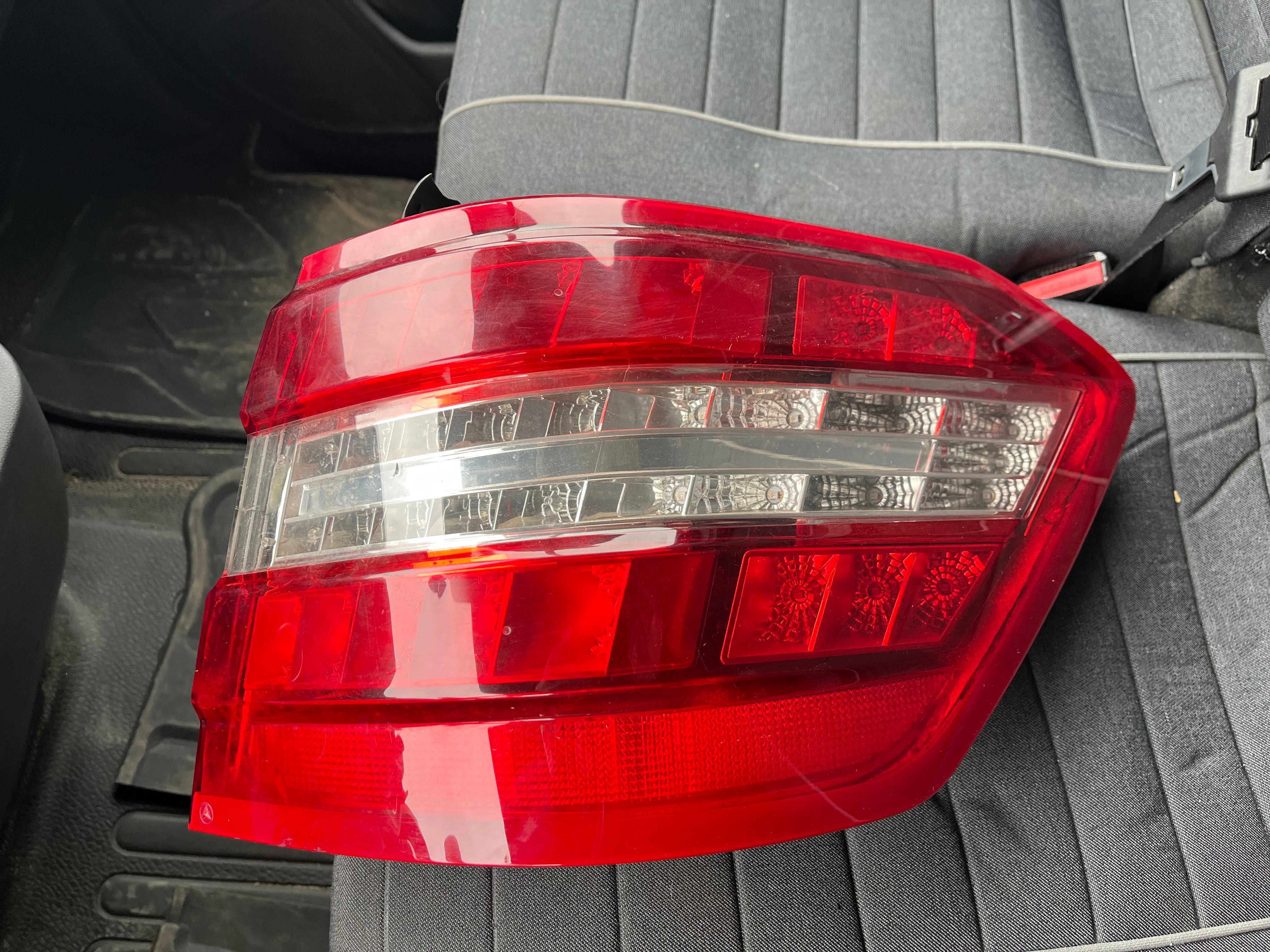 mercedes w212 lampa prawy tyl  migacz mruga na czerwono