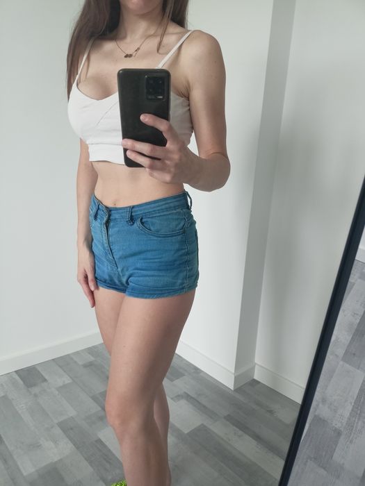 Krótki top na ramiączkach