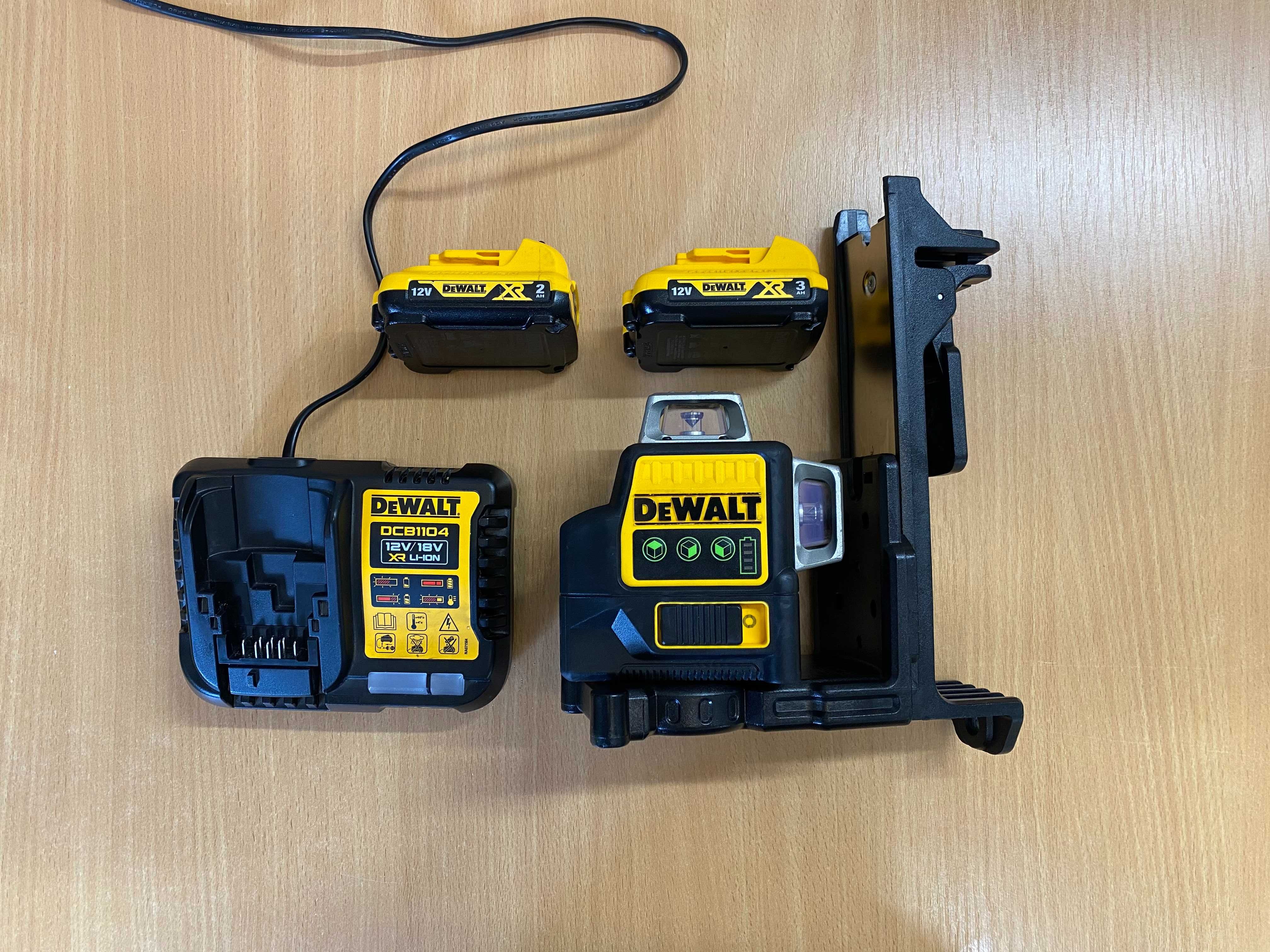 Laser DeWalt DCE089G Laser 3-wiązkowy 3D 360° + 2x Aku DeWalt DCB1104