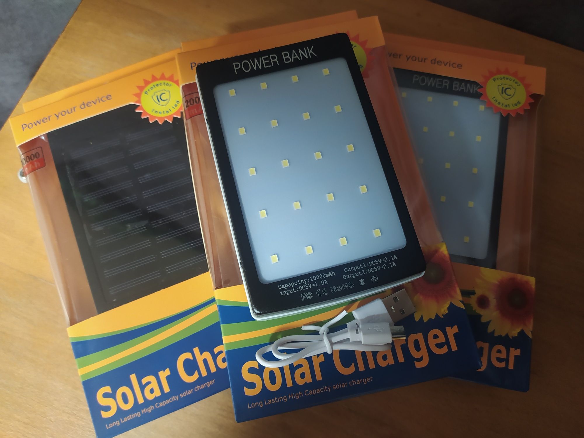 Павербанк Solar Charger 10000 mAh з ліхтариком і сонячною панеллю