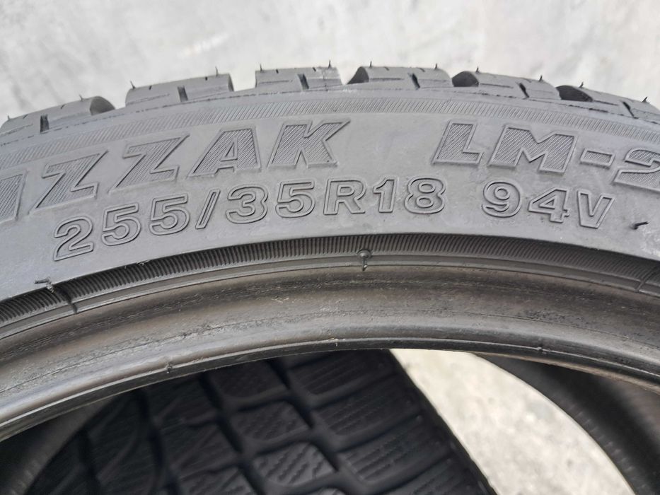 Резина зима 90% протектор Bridgestone 255/35 R18 Blizzak LM 25 V