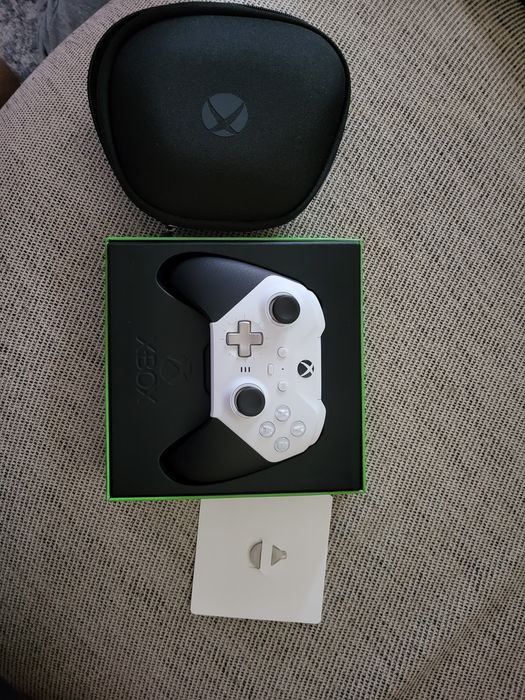 Xbox elite pad serii 2 z dodatkami.