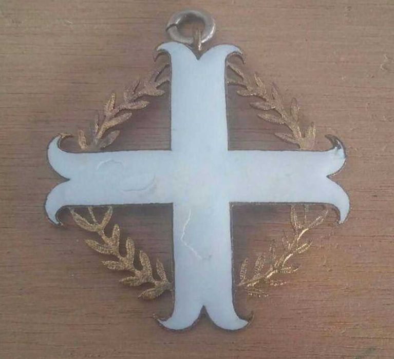 cruz antiga em metal