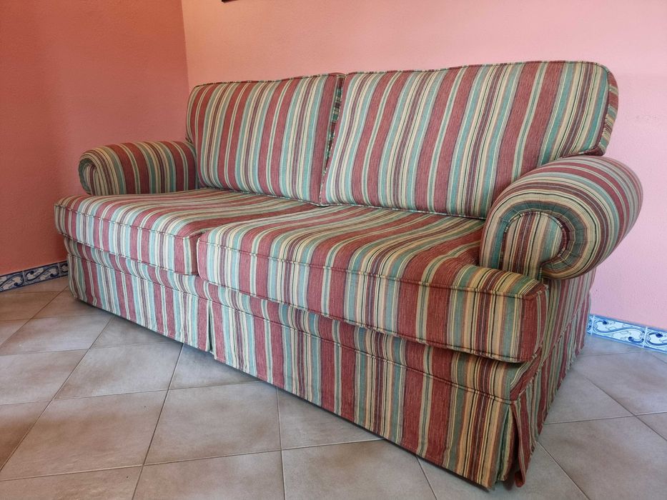 Sofa de 3 lugares forrado a tecido