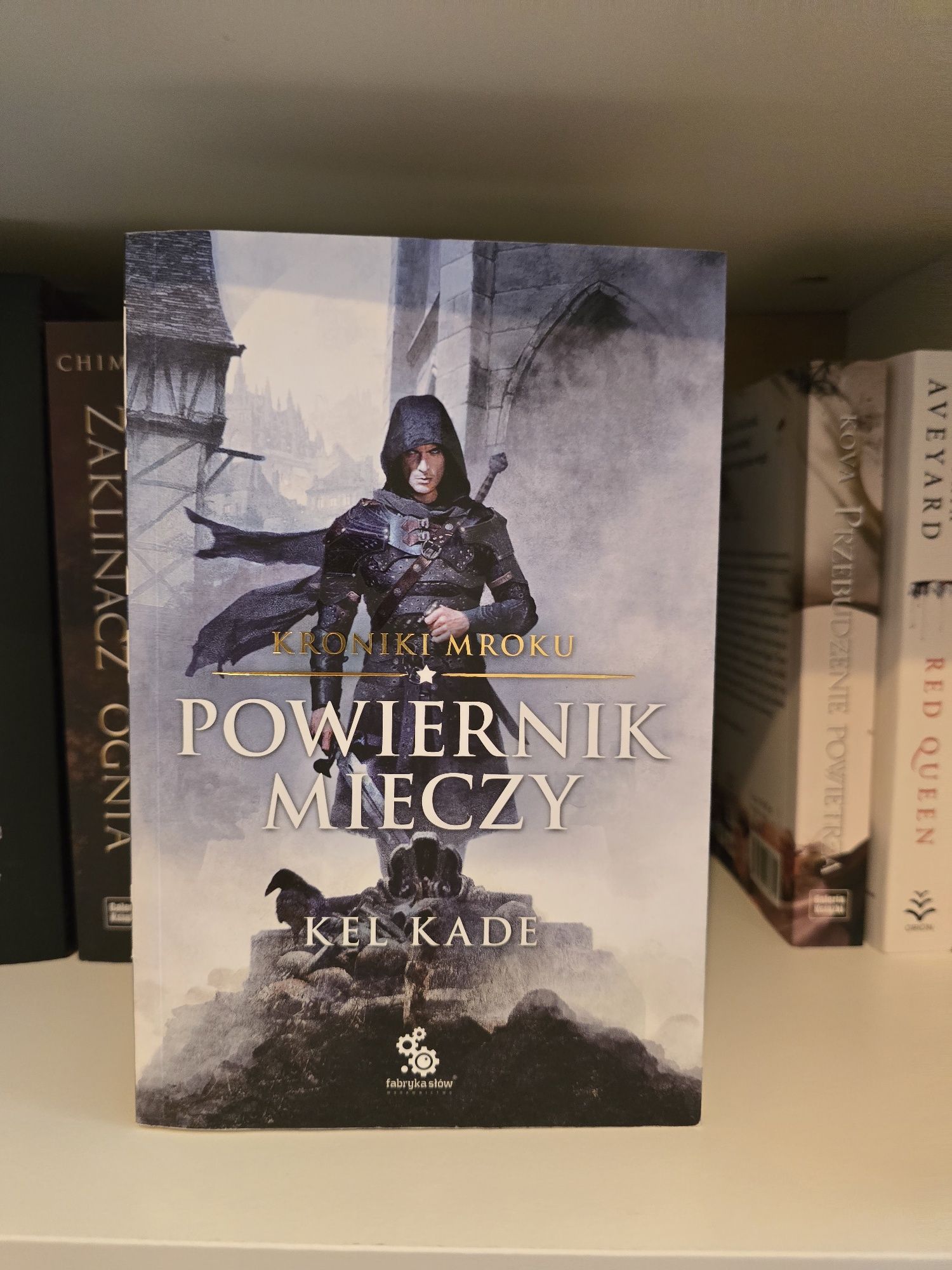 Kroniki Mroku Tom 1, Powiernik mieczy Kel Kade