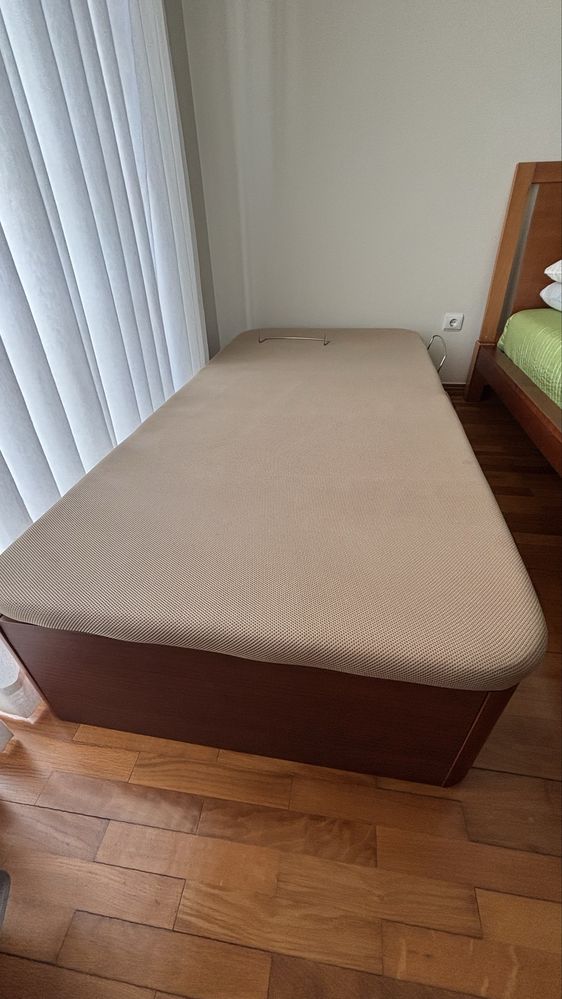 Cama solteiro em madeira mogno