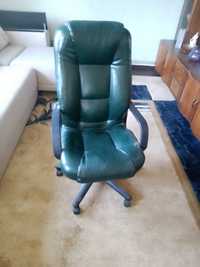 Офісне крісло зеленого кольору