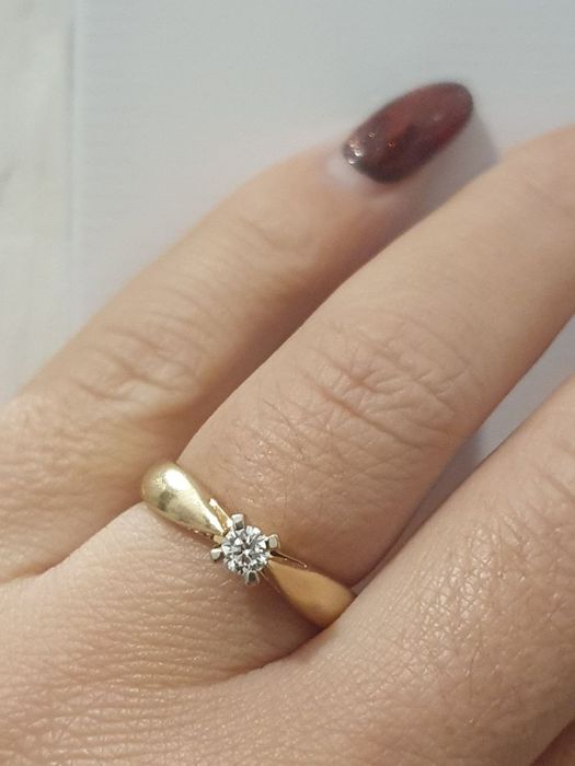 Золотое кольцо с бриллиантом