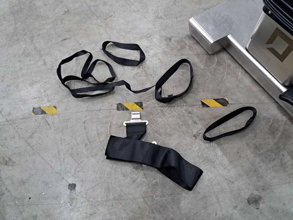 Pięciosegmentowy stół operacyjny z pasami i sterownikiem FAMED SU-03