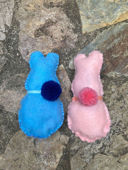 Dois coelhos de feltro decorativos feitos à mão