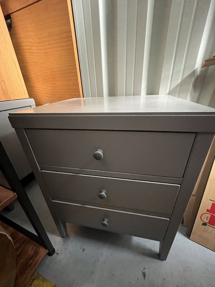 2 nightstands
