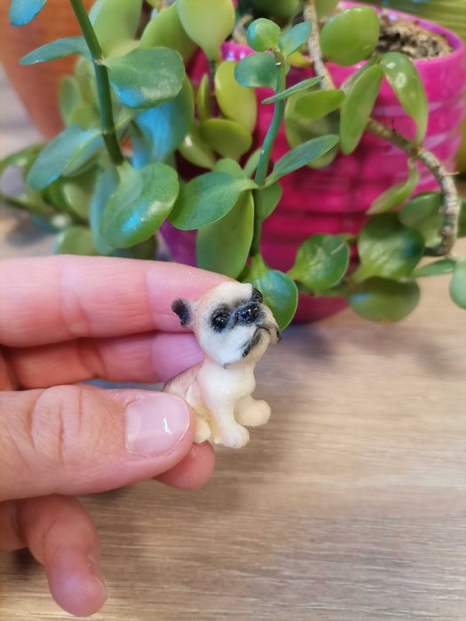 Mała ozdobna figurka - mops
