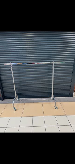 Stojaki, wieszaki sklepowe.