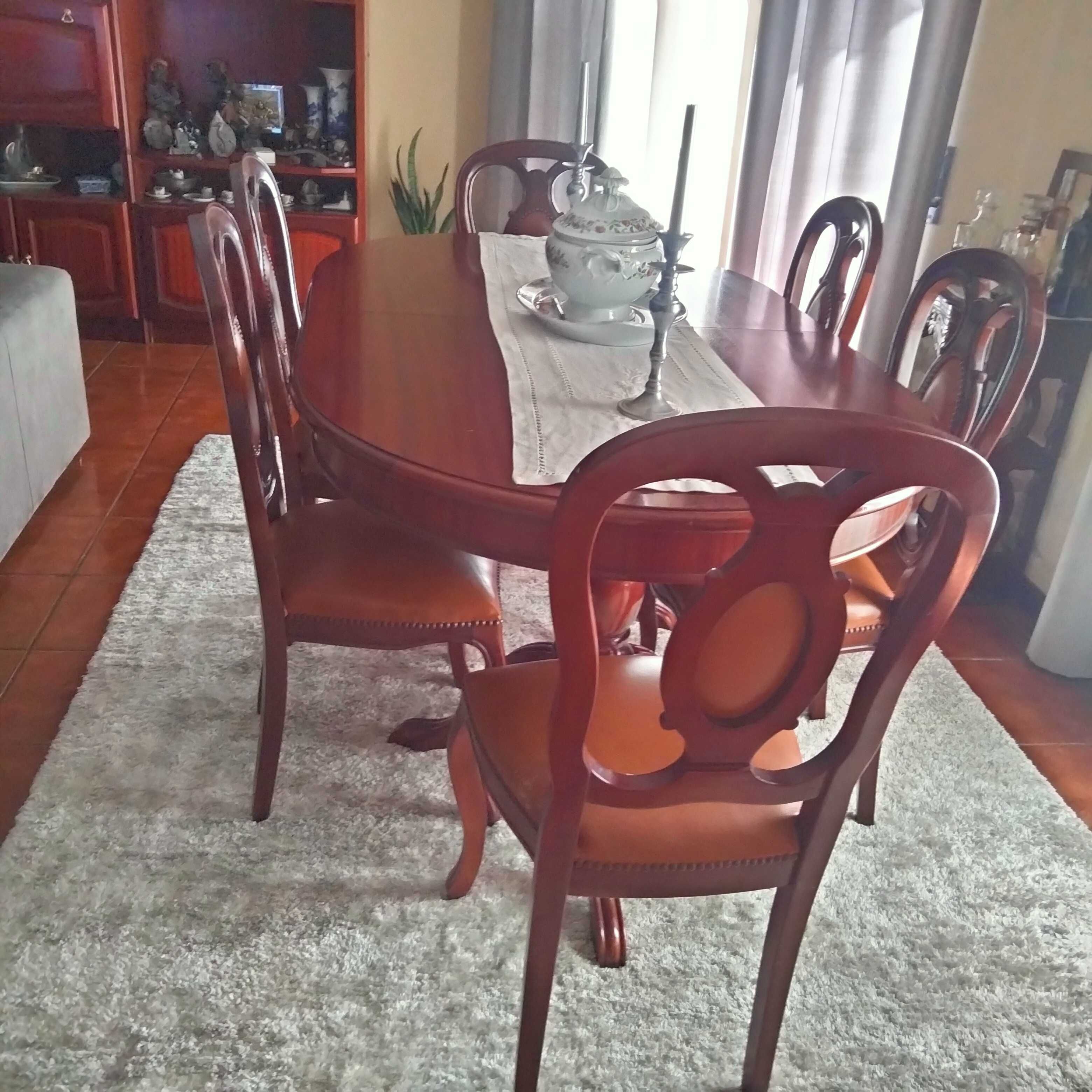 Mesa extensível em Mogno