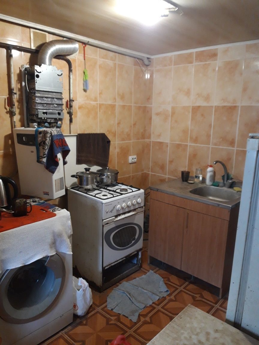 Продаётся домовладение, два дома, гараж, большой земельный участок