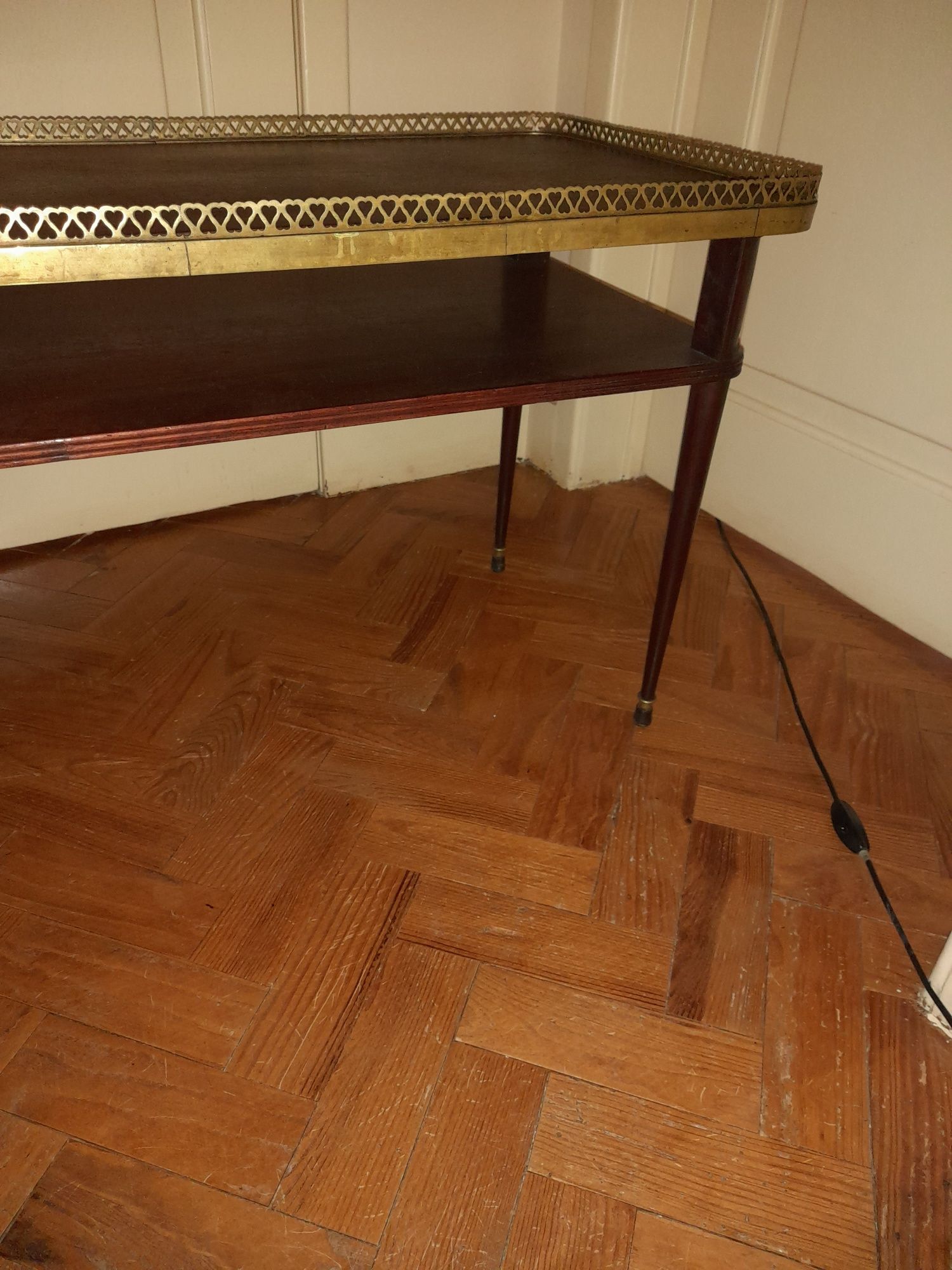 Mesa de centro com prateleira em baixo