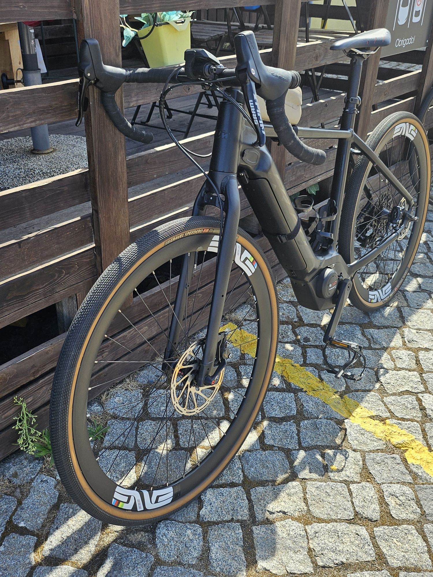 Bicicleta eléctrica e bike gravel KTM