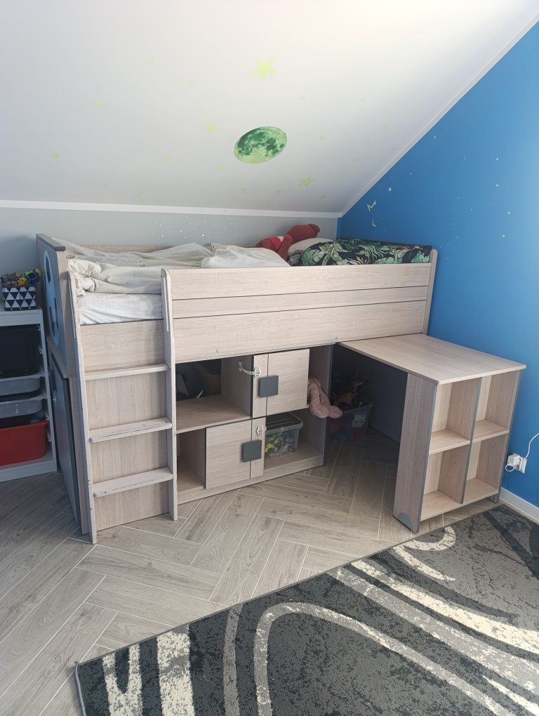 Łóżko piętrowe z biurkiem i komodą