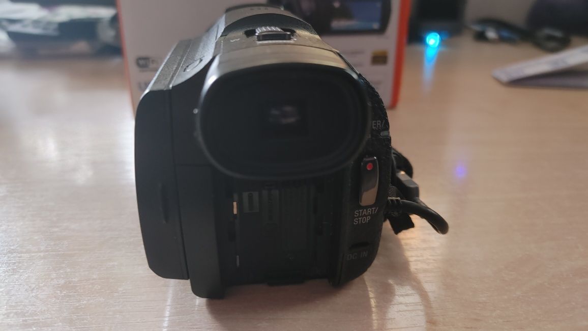 Видеокамера 4К Sony FDR-AX33 + доп. аккум + скоростная SD 256 Гб