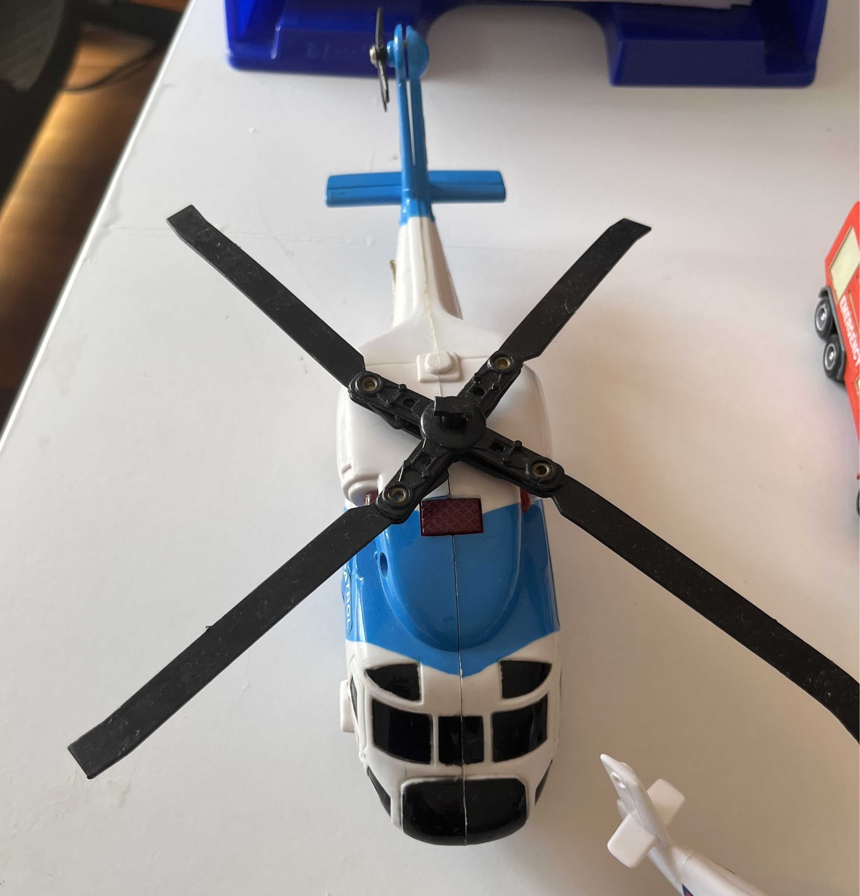 2 helicópteros + 9 carros