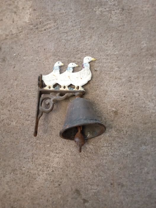 Vendo este sino muito bonito bom estado