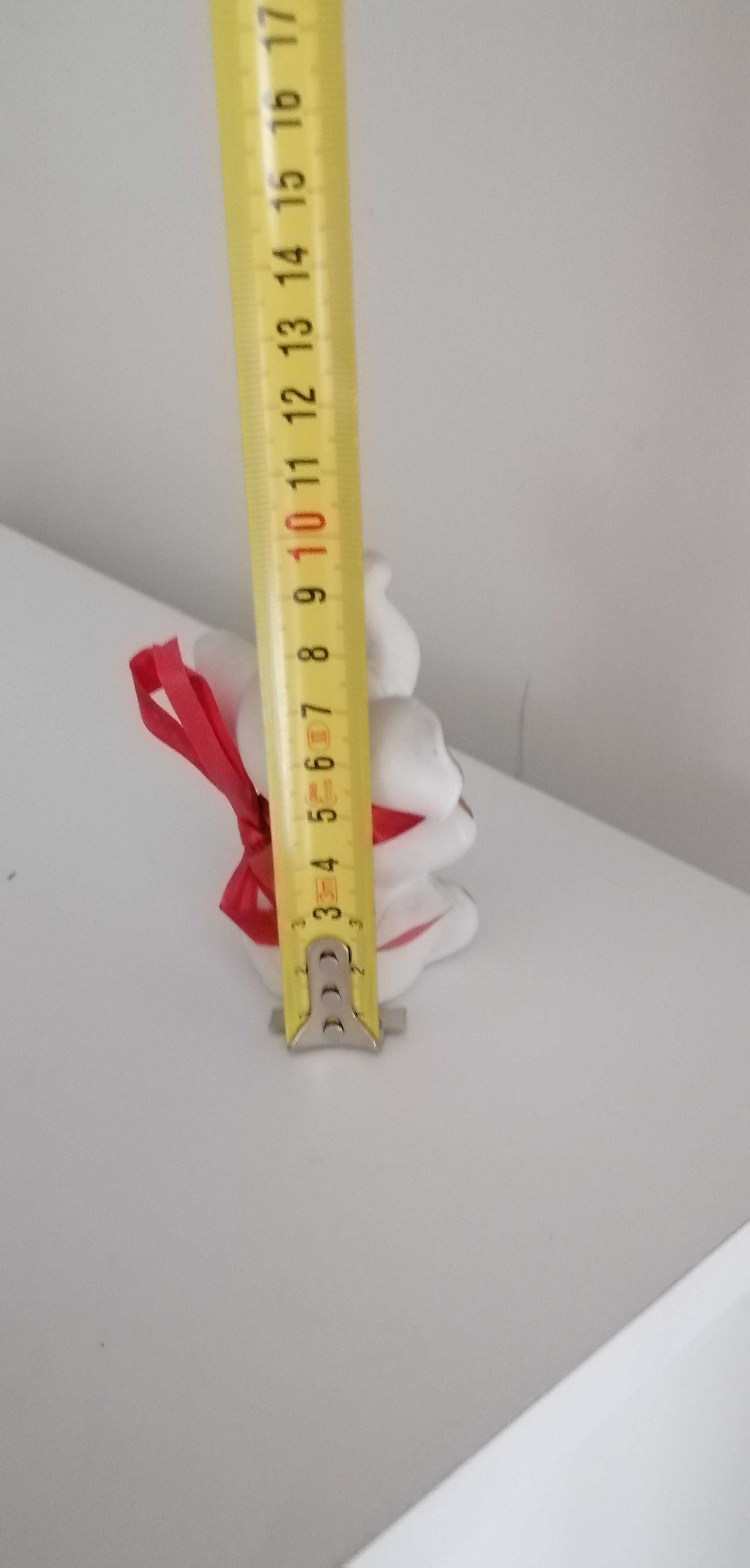 biały porcelanowy słonik z czerwoną kokardką na szczęście figurka