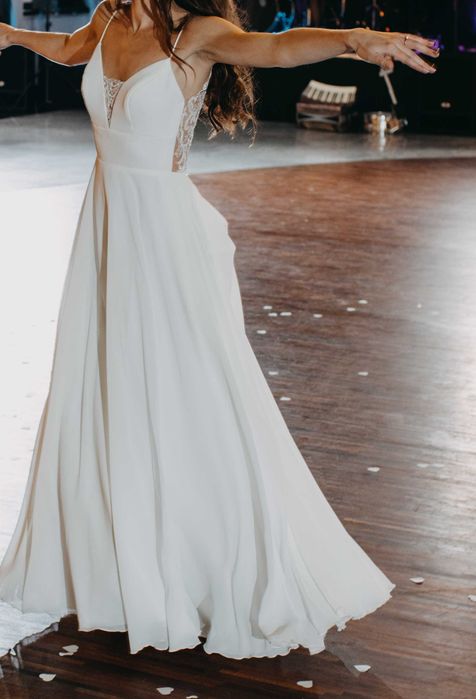 Gładka suknia ślubna na cienkich ramiączkach! GRATIS pelerynka!