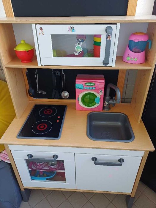 Cozinha de criança + acessórios em ótimo estado.