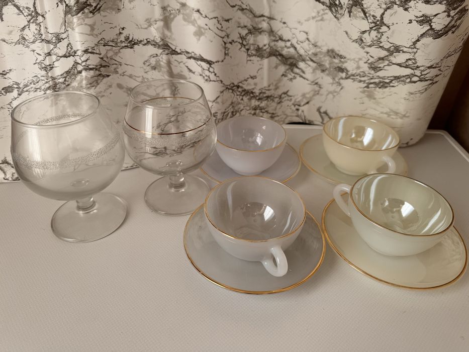 Antigo 4 chavenas e 4 pires e 2 copos balão casamento