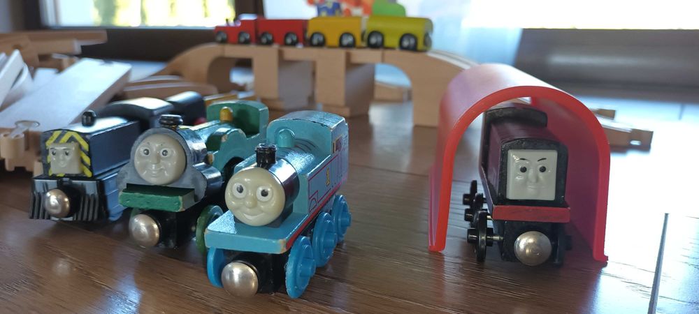 Kolejka drewniana z wagonikami i torami