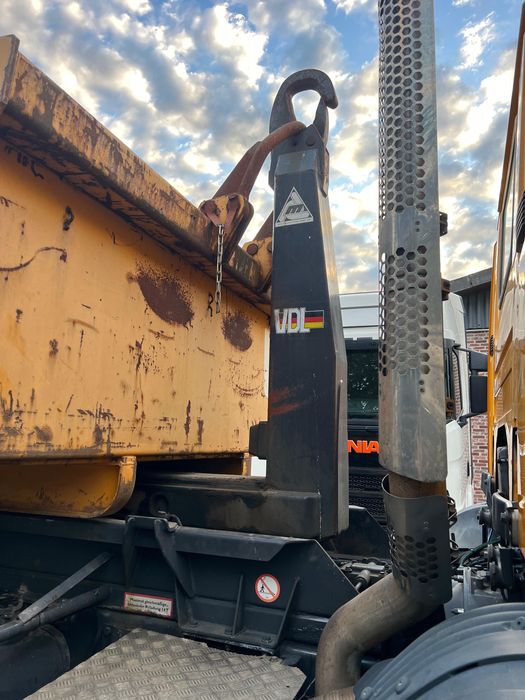 Scania P340 4x4 gancho , so 300.000 km