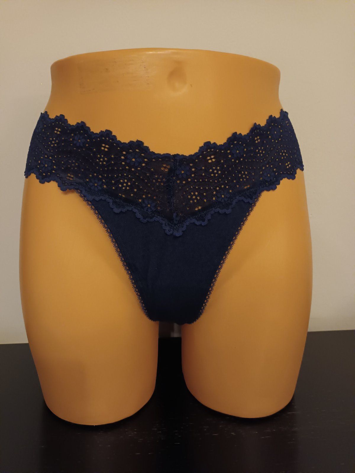 Victoria's Secret. Majtki  Stringi. Roz.L