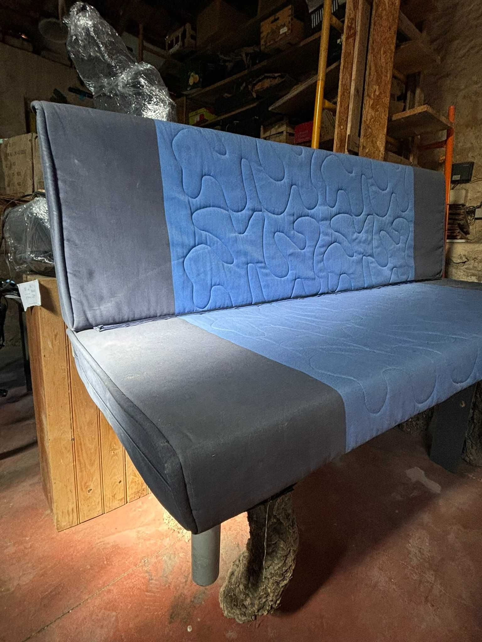 Cama sofá azul usada