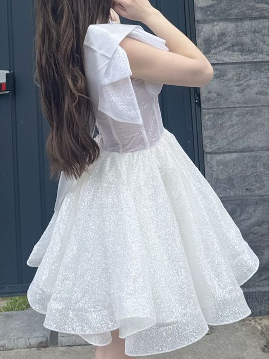 Біла випускна сукня