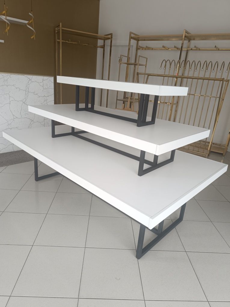 Mesa com 3 divisões para LOJA ROUPA ex.