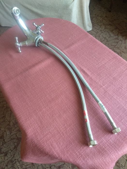 Смеситель латунный для умывальника с новыми шлангами