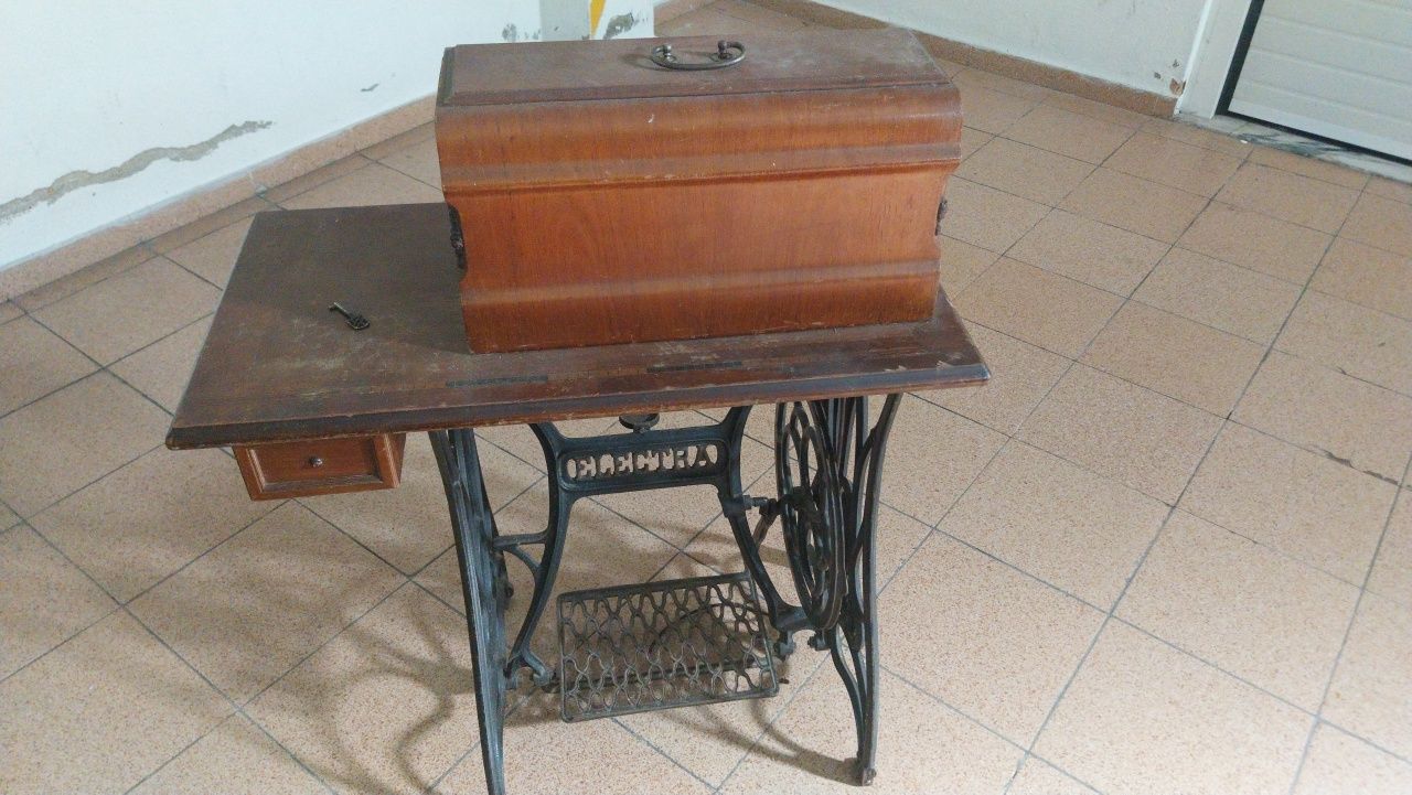 Máquina de Costura Antiga Köhler com Estrutura em Ferro Fundido