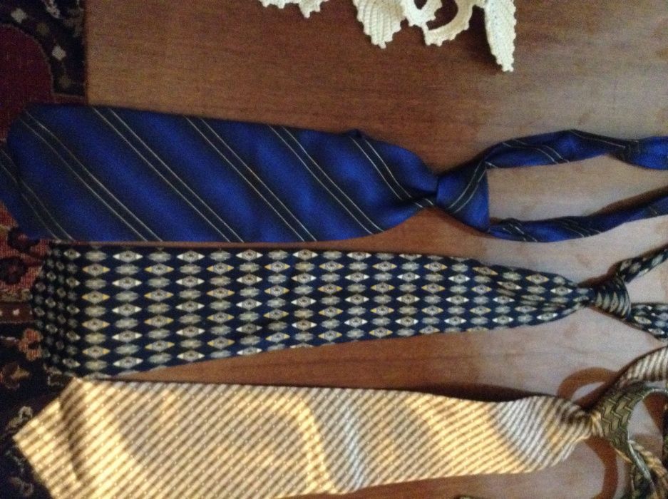 Продам фирменный галстук.