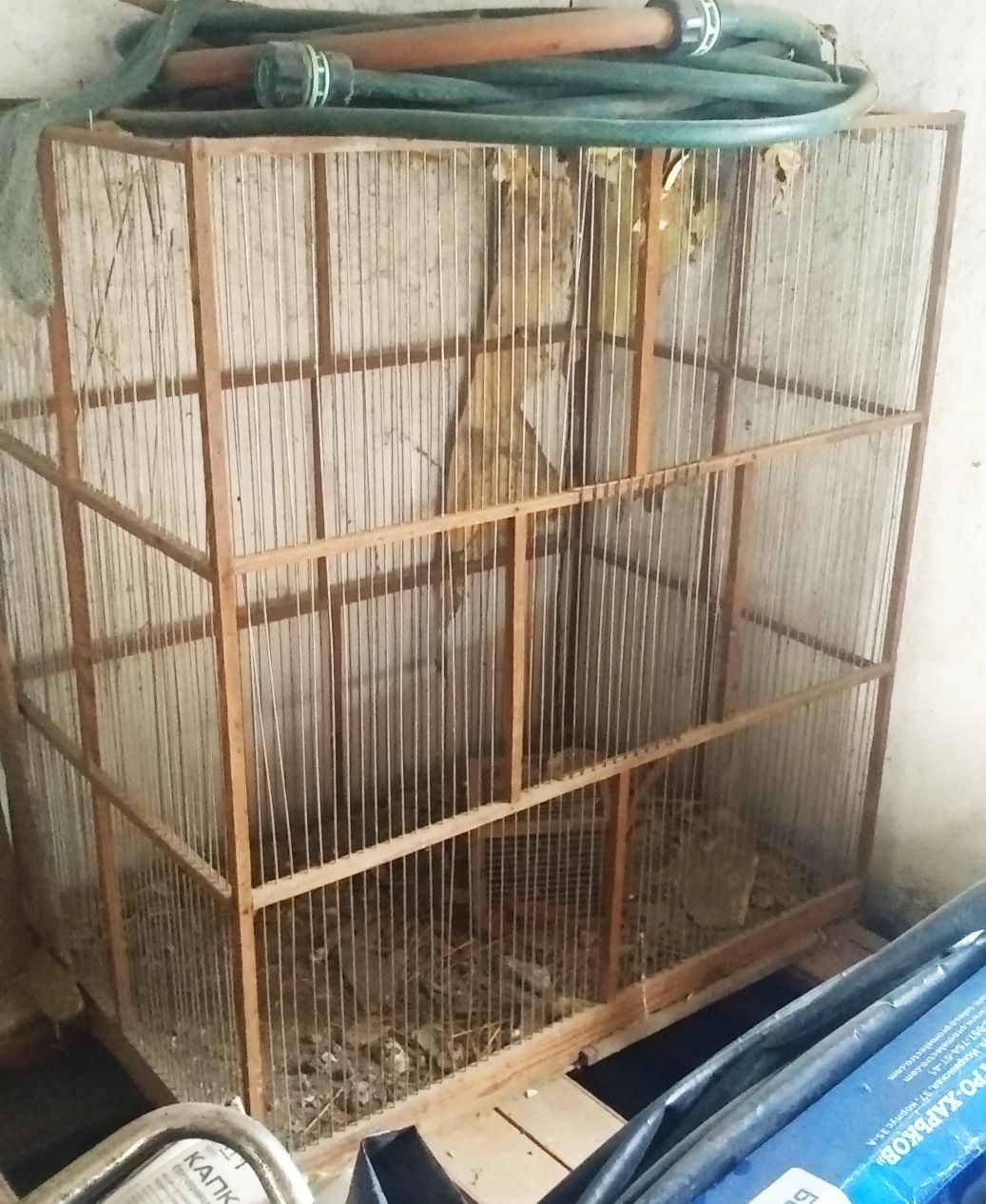 Продам большую клетку для птиц и других животных.