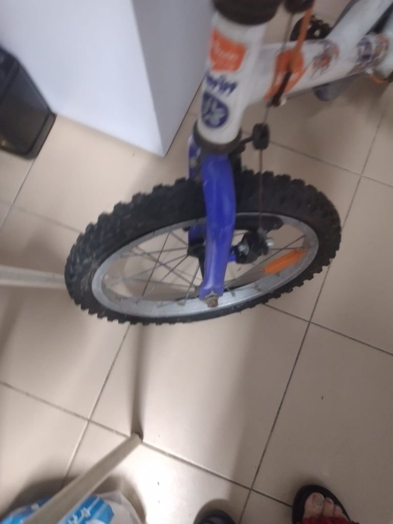 Bicicleta roda 10 pneu da frente com corte