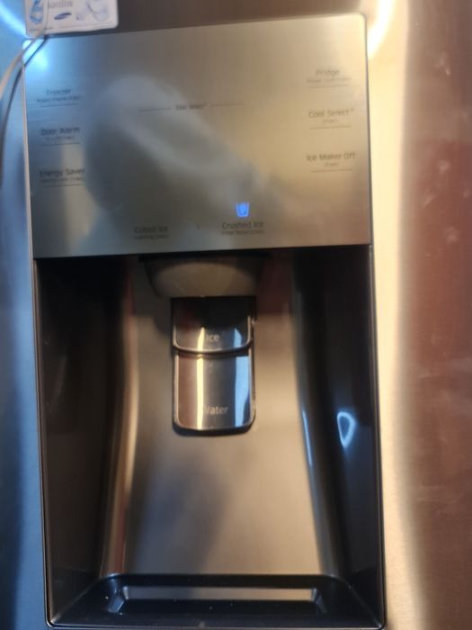 Холодильник Samsung з дистрибутором води та льоду