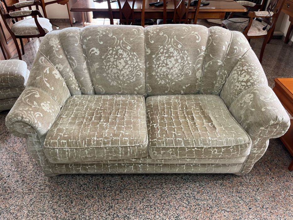 Sofá (com cama) e pufes