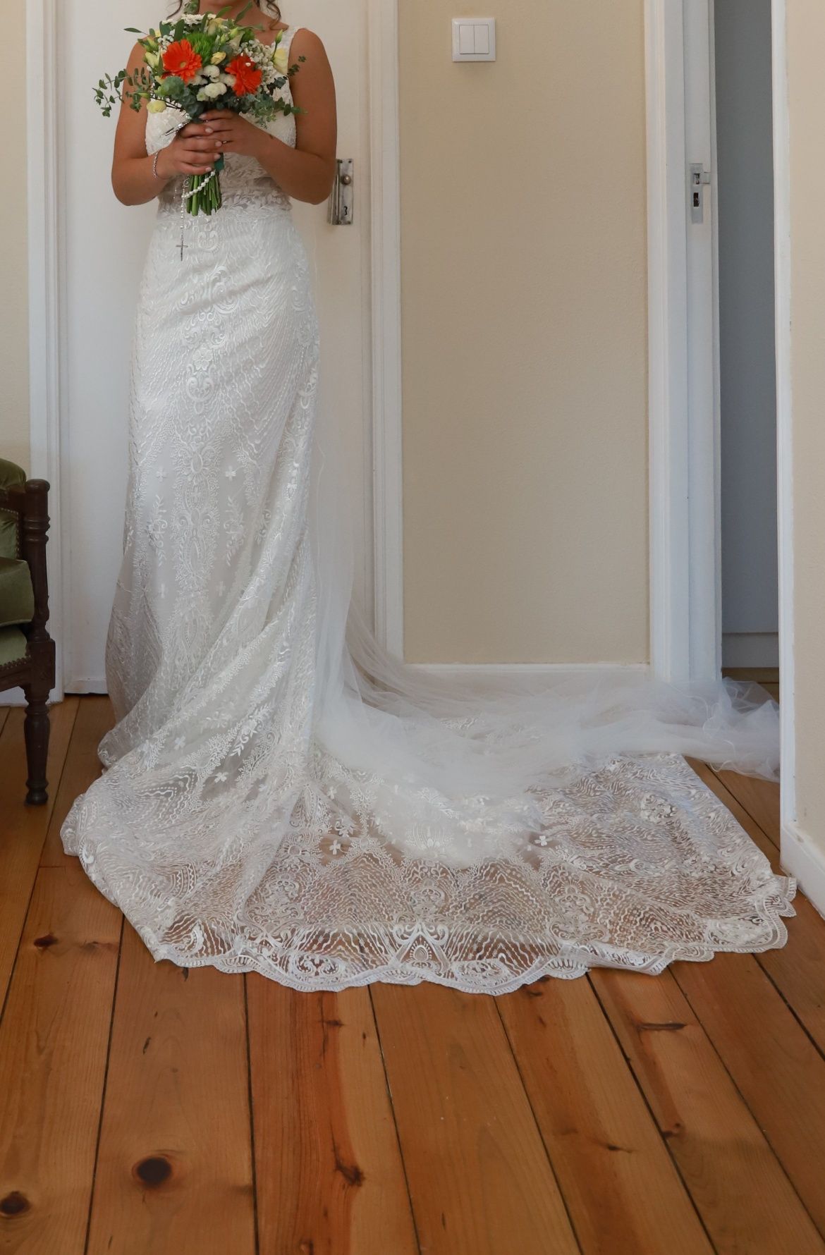Vestido de noiva em renda com decote em V