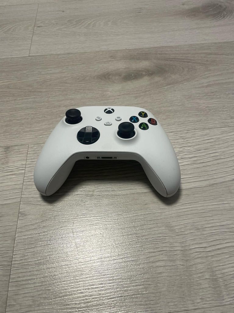 Xbox Series S ( 512g pamięci ) + PAD biały+ gta V ( na Xbox)